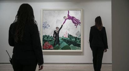 Dos mujeres observan 'El paseo' (1917), de Marc Chagall, en la Fundación Mapfre.