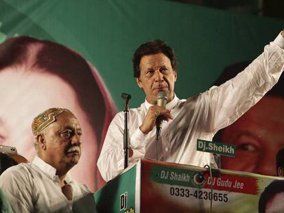 Imran Khan, en un mitin en Lahore. En vídeo, sus declaraciones tras votar.