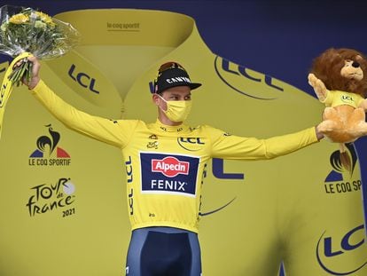 El neerlandés Mathieu van der Poel  celebra en el podio con la 'maillot' amarilla tras la séptima etapa del Tour.