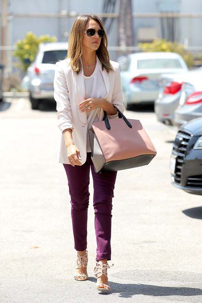 Jessica Alba paseaba con este look formal por California. El blazer es de Max Mara y los pantalones de Julia Korol. Nos gusta la combinación de diferentes tonos de la misma gama.