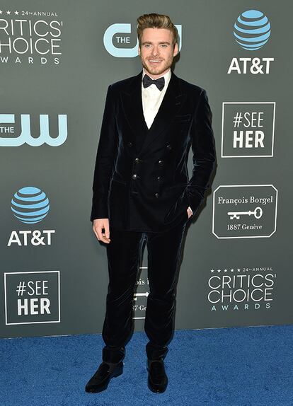 Richard Madden (Bodyguard), con traje de terciopelo.