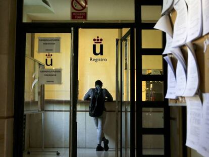 Oficinas de registro de la Universidad Rey Juan Carlos, en el campus de Madrid / En vídeo, el caso de los másteres daña el prestigio de las universidades españolas (ATLAS)