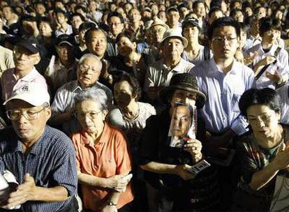 Seguidores de Yukio Hatoyama, presidente del opositor Partido Democrático Japonés, aplauden el discurso de final de campaña, ayer en Tokio.