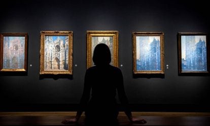 Una mujer observa los cuadros de la catedral de Rouen de Monet, ayer en la National Gallery de Londres.