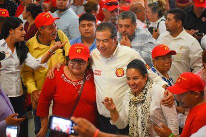 Ricardo Mejía posa para una foto con partidarios del PT, durante un acto de campaña.