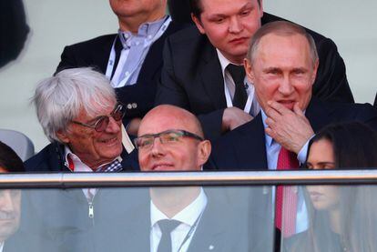 El presidente de Rusia, Vladimir Putin (d), conversa con el presidente de Fórmula 1, Bernie Eccleston, durante la carrera.
