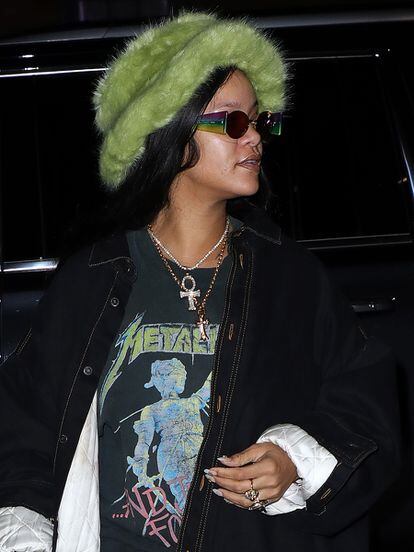 El invierno pasado ya vimos a Rihanna, que siempre golpea primero, luciendo un sombrero de pescador verde pistacho. La cantante, que como afirman en Teen Vogue, tiene el don de convertir en tendencia todo lo que toca ("Es feo hasta que Rihanna dice que no lo es", escriben), ha lucido numerosos gorros de pelo en los últimos meses. A cada cual, más llamativo. En la imagen lleva un diseño de la inglesa Emma Brewin, pero tampoco podemos pasar por alto la creación del londinense Benny Andallo por la que apostó el pasado abril.