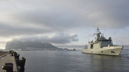 El Buque de Acción Marítima de la Armada española Audaz (P-45) en la bahía de Algeciras (a su espalda el peñón de Gibraltar) en una imagen de archivo.
