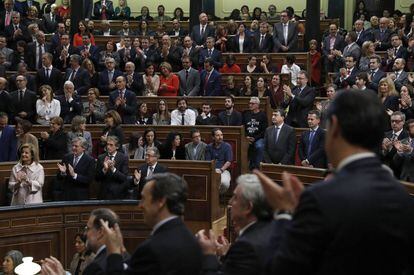Diputados y senadores al término del discurso pronunciado por el rey Felipe VI, durante la sesión solemne de la apertura de las Cortes en la XII Legislatura, celebrada hoy en el Congreso.