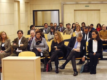 El secretario general de Manos Limpias, Miguel Bernad (cuarto por la izquierda), en el banquillo de la Audiencia Nacional durante el juicio en que también se acusa al líder de Ausbanc, Luis Pineda, y otras nueve personas.