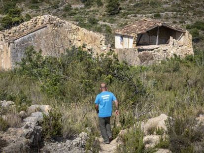 Imagen de la casa donde estuvieron retenidas las tres adolescentes en 1993 en el pantano de Tous. En vídeo, el trailer de la serie de Netflix.