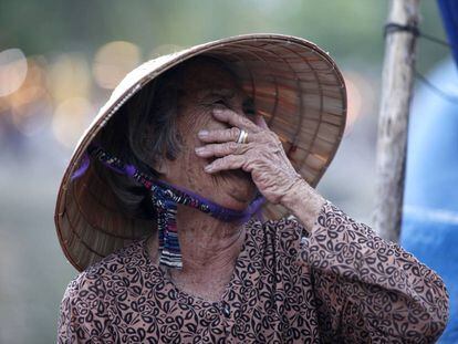 Una mujer ríe, en Vietnam.