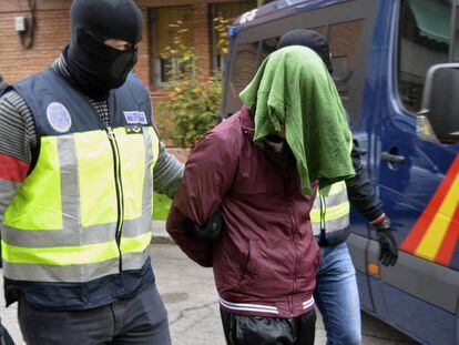 La policía detiene a un hombre en una operación antiyihadista.
