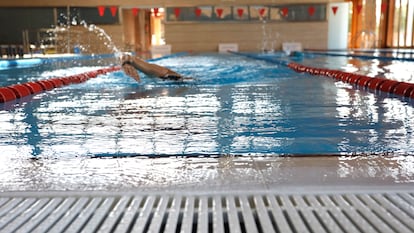 Un usuario nada en una piscina de un centro deportivo, uno de los lugares donde se aplica esta tecnología
