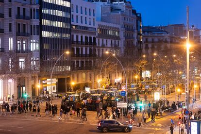 Ciudadanos se acercan a los tractores aparcados  en el centro de Barcelona durantye las protestas de los agricultores, este miércoles.