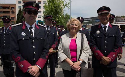 La alcaldesa Manuela Carmena en el Día de Europa, acompañada de miembros de la Policía Municipal.