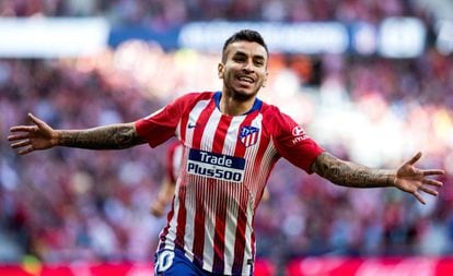 Correa celebra su gol, que le dio el triunfo al Atlético ante el Betis