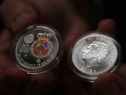 La Fábrica de Moneda y Timbre une artesanía y tecnología para acuñar la pieza de 30 euros con la que celebra el 50 aniversario de Felipe VI