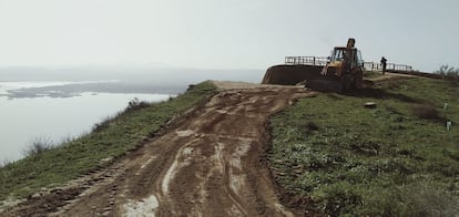 Fotografía facilitada por Ecologistas en Acción de una excavadora nivelando una zona de Las Barrancas el viernes 19 de febrero.