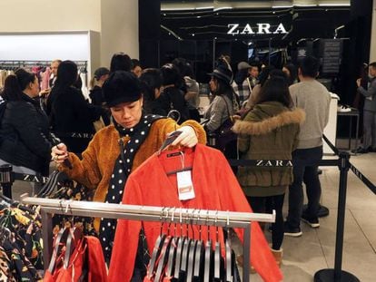 Clientes de una tienda de Zara en Taip&eacute;i, Taiw&aacute;n.