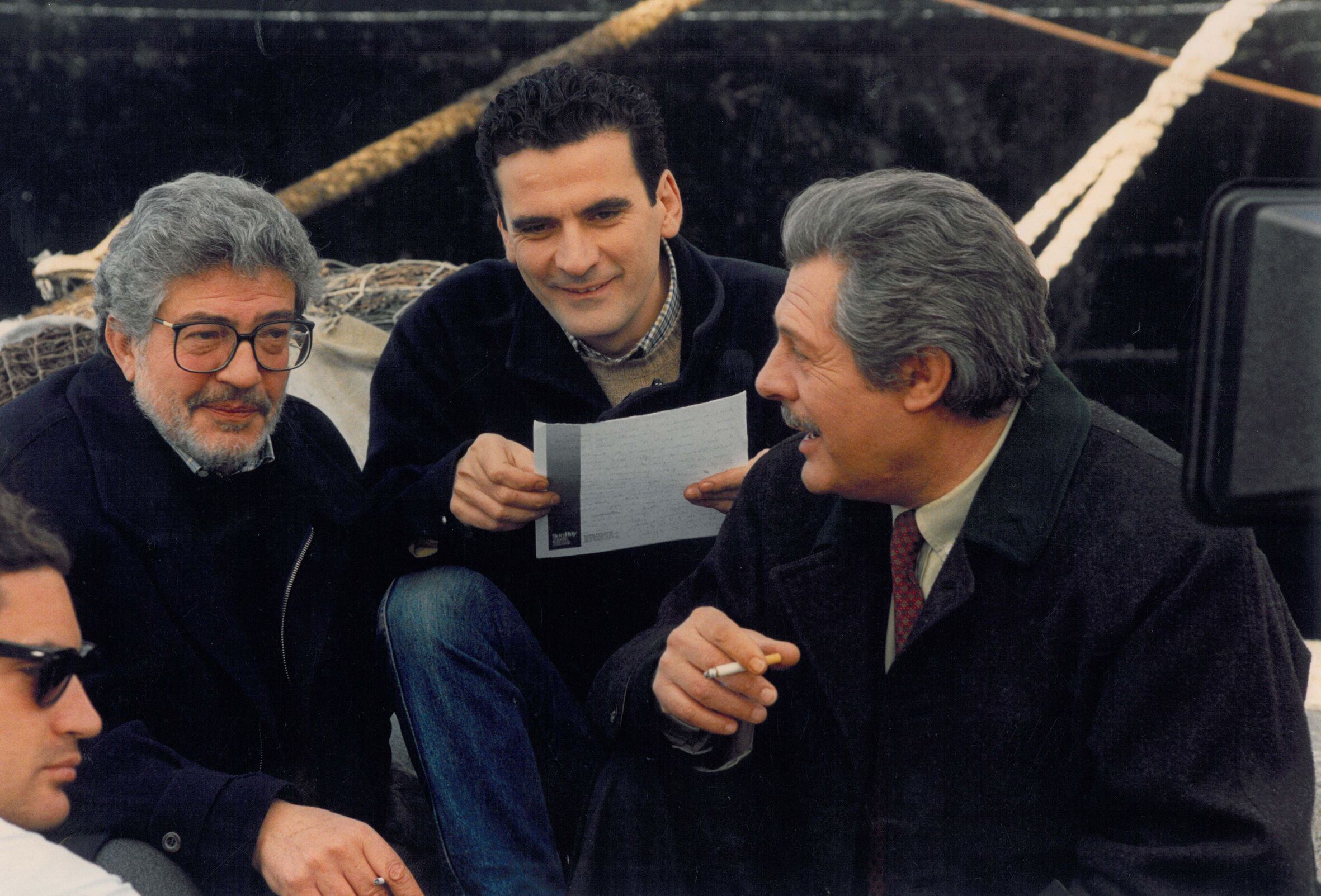 Desde la izquierda, Ettore Scola, Massimo Troisi y Marcello Mastroianni, en el rodaje de '¿Qué hora es?'.