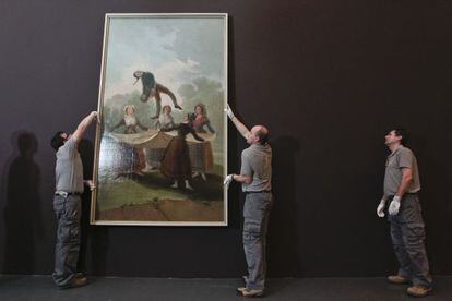 Cuelgan el primero de los goyas del Museo del Prado en las paredes de Caixaforum de Barcelona.