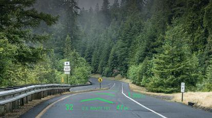 El visualizador de WayRay (imagen promocional) proyecta indicaciones de ruta sobre la carretera.