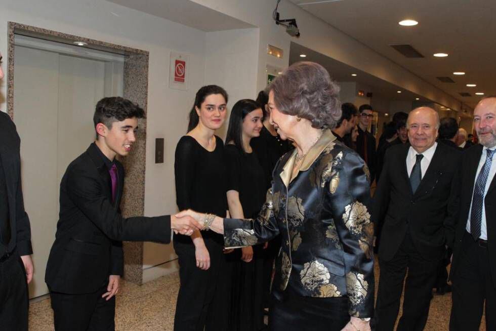Alejandro Tolosa saluda a la reina Sofía en el Teatro Real, en 2017, en una imagen cedida por su familia.