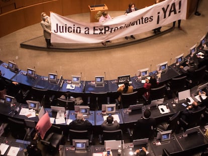 Legisladores del PAN y Morena sacaron pancartas durante la sesión sobre la consulta a los expresidentes en la Cámara Alta.