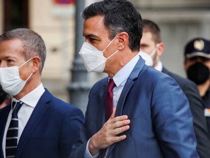 El presidente del Gobierno, Pedro Sánchez (d), junto al presidente del Senado, Ander Gil (i), a su llegada a la Conferencia de Presidentes extraordinaria, este miércoles.