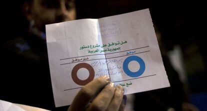 Un interventor de Giza muestra un voto nulo en la consulta constitucional.