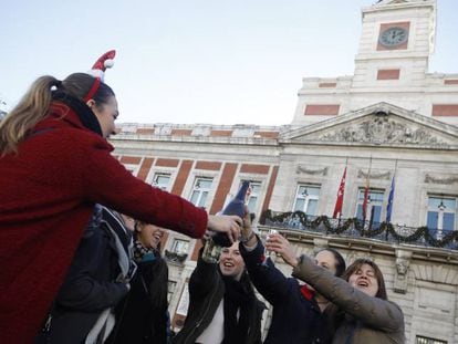 J&oacute;venes en la celebraci&oacute;n de las &#039;preuvas&#039; en la Puerta del Sol de Madrid. 