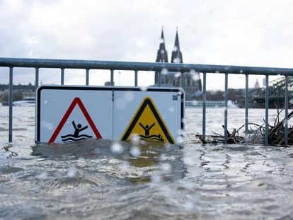 Una señal cerca del Rin en Colonia, Alemania, este 26 de diciembre.