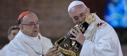 El papa Francisco besa una imagen de la virgen de Aparecida, en el santuario del mismo nombre.