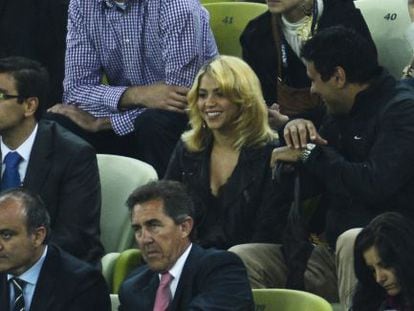 Shakira, novia de Piqu&eacute;, objeto de los paparazzis, durante el partido ante Irlanda. 