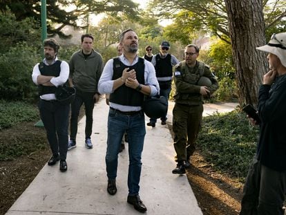 El dirigente de Vox Santiago Abascal visita el pasado mes de diciembre el kibutz Nir Oz tras el ataque de Hamás del 7 de octubre, en el que perdieron la vida decenas de sus habitantes.