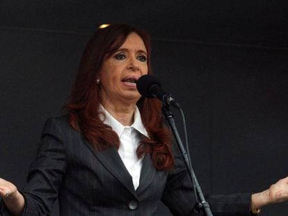 La expresidenta Cristina Fernández de Kirchner habla a sus seguidores ante los tribunales federales, el 13 de abril pasado