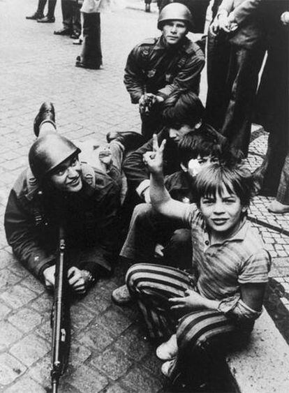 Niños y soldados en la &#39;revolución de los claveles&#39;
