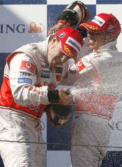 Alonso y Hamilton festejan el podio conseguido en Melbourne