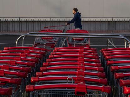 Un cliente empuja un carrito en un supermercado de Estoril, el pasado diciembre.