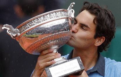 Federer, con la copa de Roland Garros en 2009.