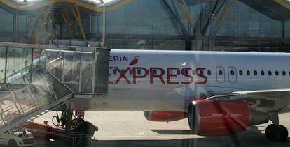 Un avión de Iberia Express en el aeropuerto de Madrid-Barajas.