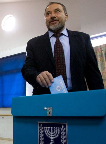 El derechista Avigdor Lieberman, líder de Yisrael Beiteinu, desposita su voto en el asentamiento Nokdim.