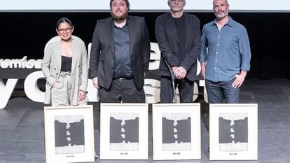 Foto de familia de los premiados con el premio Ortega y Gasset de periodismo: Julia Gavarrete, Santi Palacios, Martín Caparrós y Xabier Aldekoa.