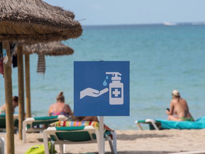 Cartel que recomienda a los bañistas lavarse las manos, en la playa de Palma.