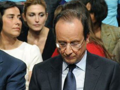 Fran&ccedil;ois Hollande, en primer plano, y Julie Gayet, dos filas m&aacute;s atr&aacute;s.