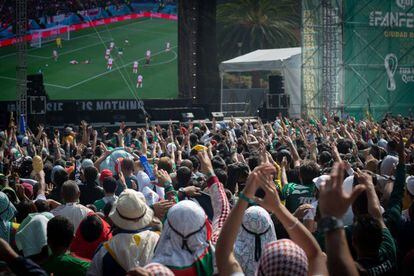Cientos de aficionados ven un partido de la selección mexicana en una pantalla gigante en Ciudad de México, el 22 de noviembre de 2022.José Pablo Díaz