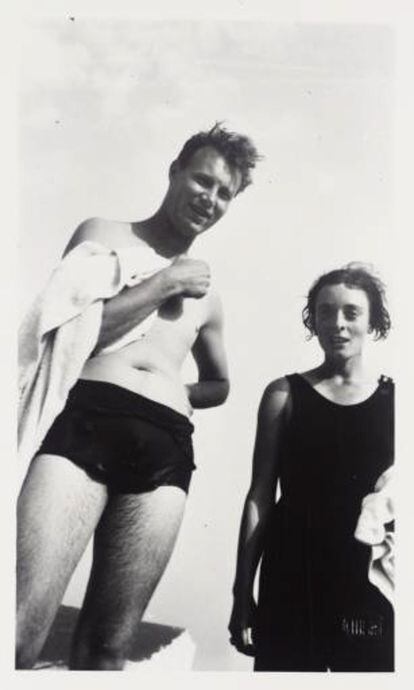 Julian Bell y Elizabeth Watson en traje de baño en Charleston (Sussex).