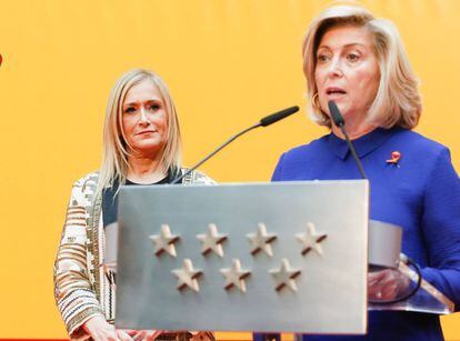 Concepci&oacute;n Dancausa (derecha), con Cristina Cifuentes en el homenaje a la Constituci&oacute;n en 2016.