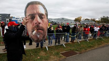 Un seguidor de Trump muestra una foto de Hunter Biden en la cola de un mitin del presidente en Erie (Ohio).